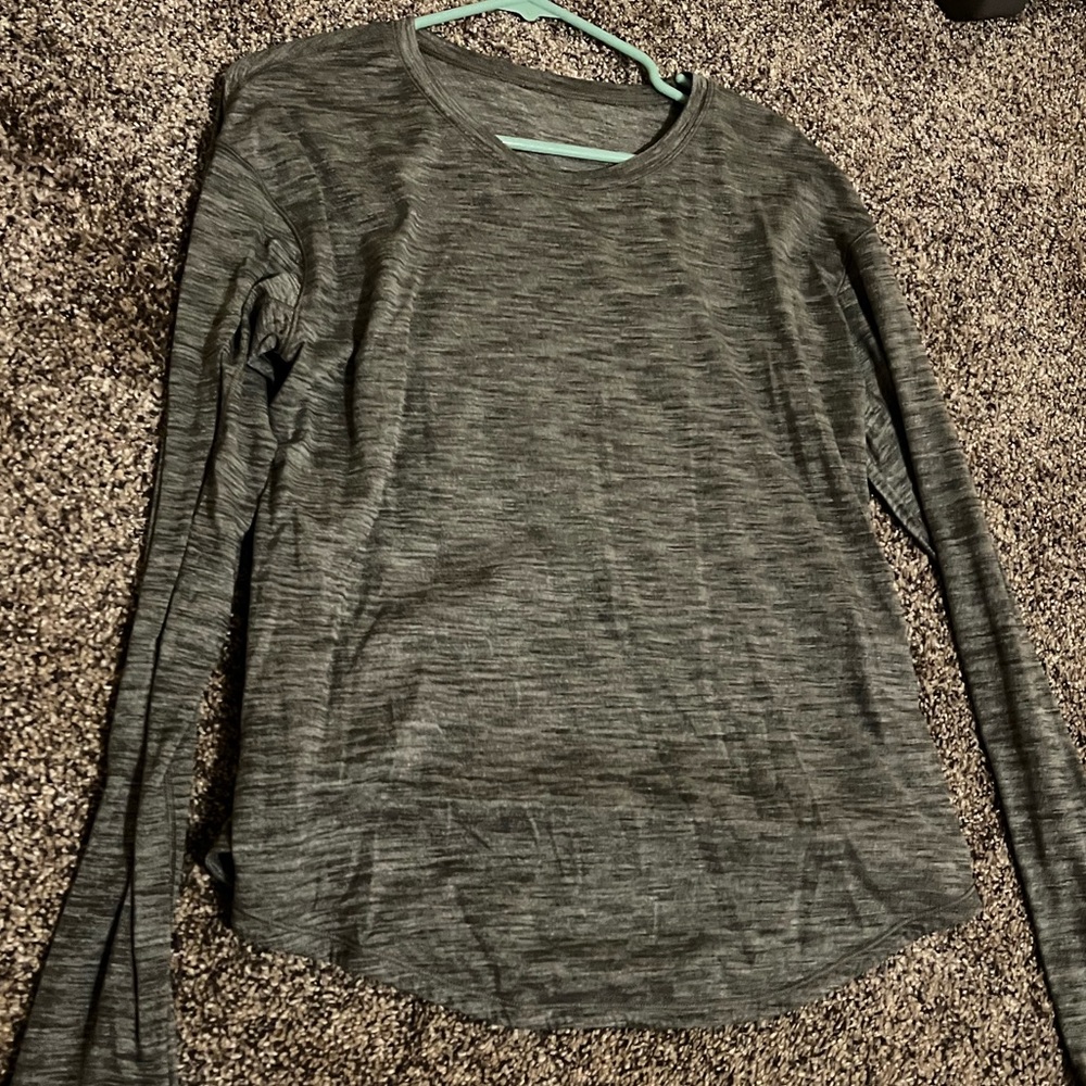 Lululemon workout long sleeve size 6 (medium)